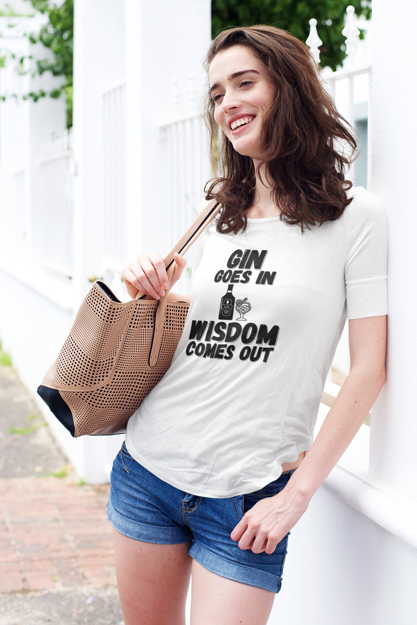 "Gin Goes In. Wisdom Comes Out" - T-Shirt (DT)
