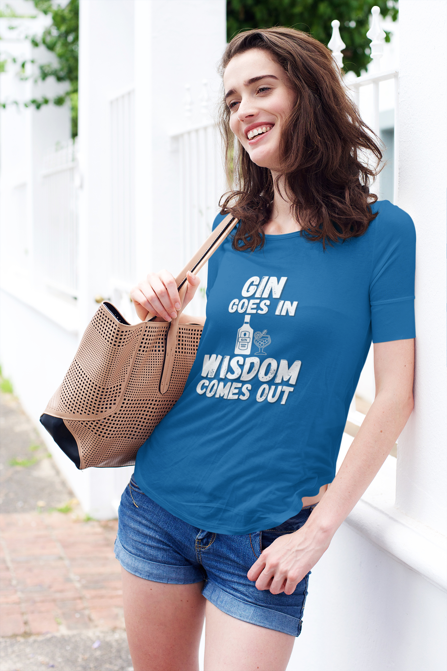 "Gin Goes In. Wisdom Comes Out" - T-Shirt (LT)