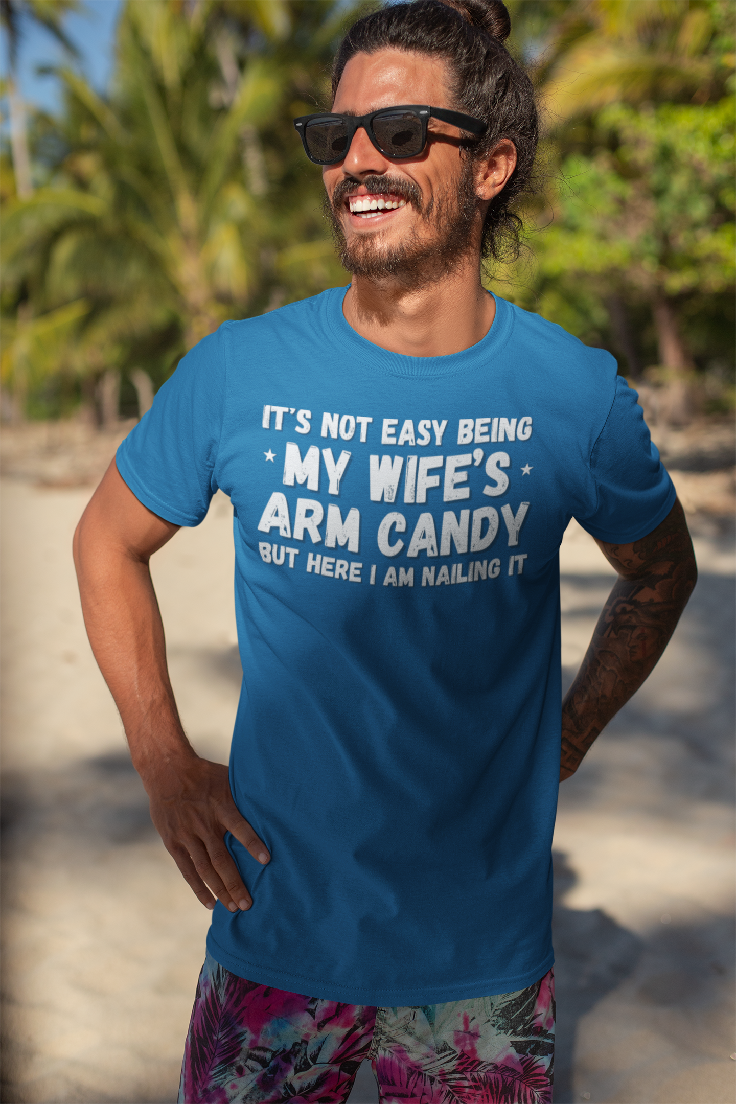 "It's not easy being my wifes arm candy" - T-Shirt (LT)