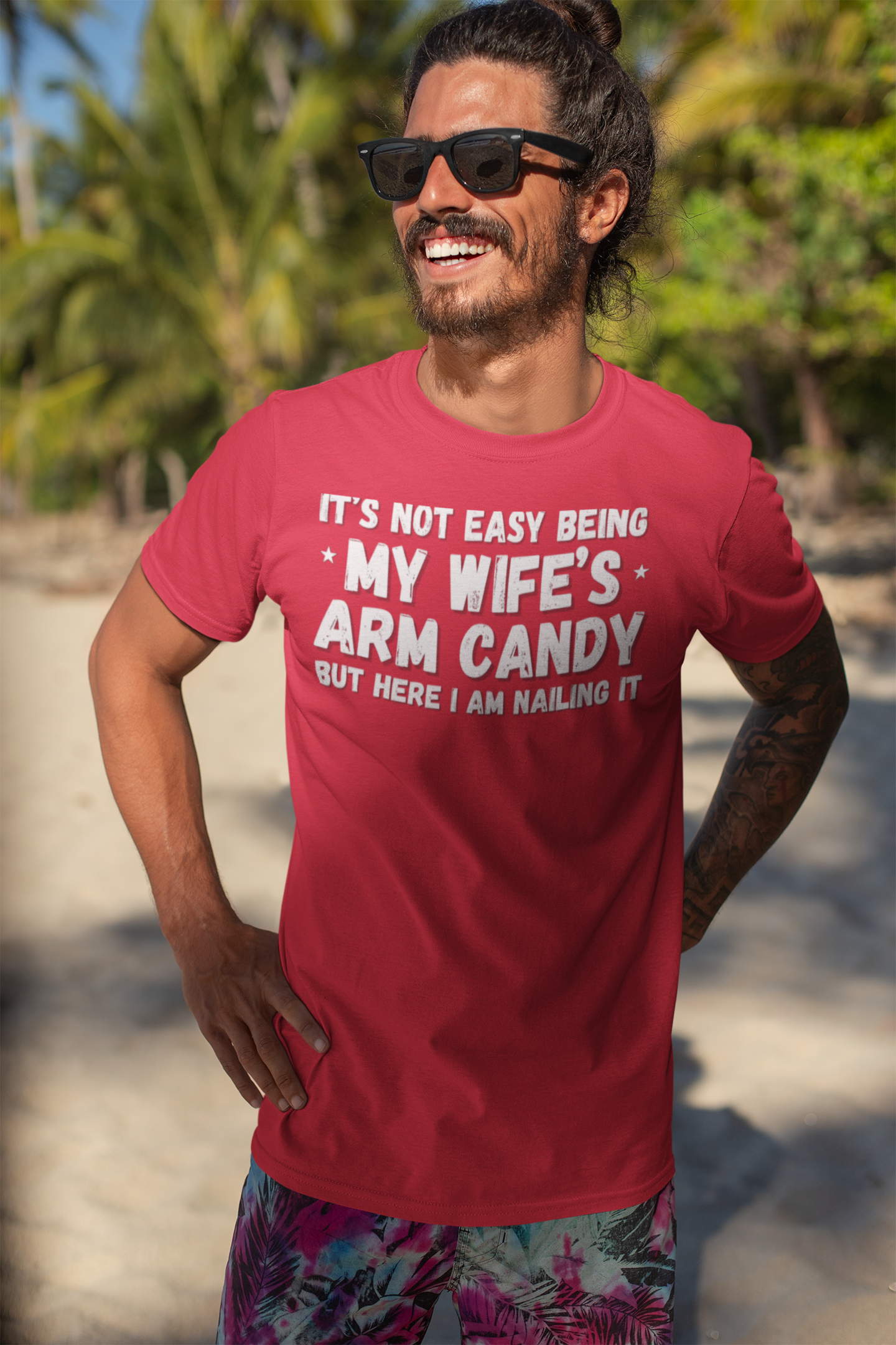 "It's not easy being my wifes arm candy" - T-Shirt (LT)